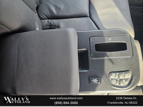 Used 2011 Lincoln Town Car Signature L image 30