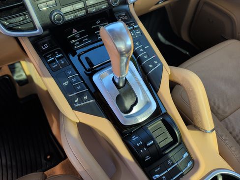 Used 2017 Porsche Cayenne Platinum Edition image 26