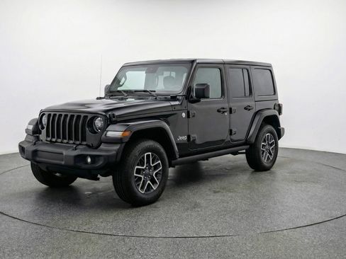 Used 2025 Jeep Wrangler Sahara image 3