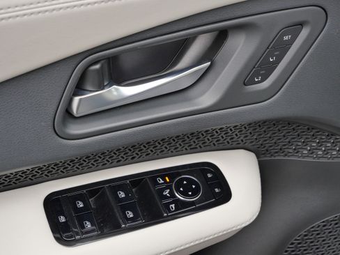 Used 2023 Nissan Ariya AWD image 19