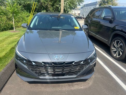 Used 2023 Hyundai Elantra Limited w/ Preferred Accessory Package FWD image 1