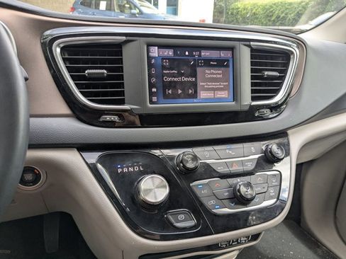 Used 2022 Chrysler Voyager LX FWD image 10