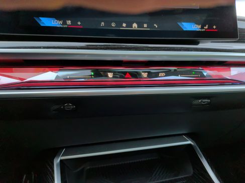 Certified 2025 BMW 760i xDrive w/ Executive Package image 29