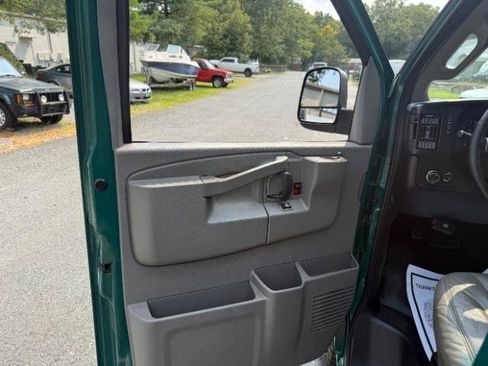 Used 2018 GMC Savana 3500 w/ Driver Convenience Package RWD image 17