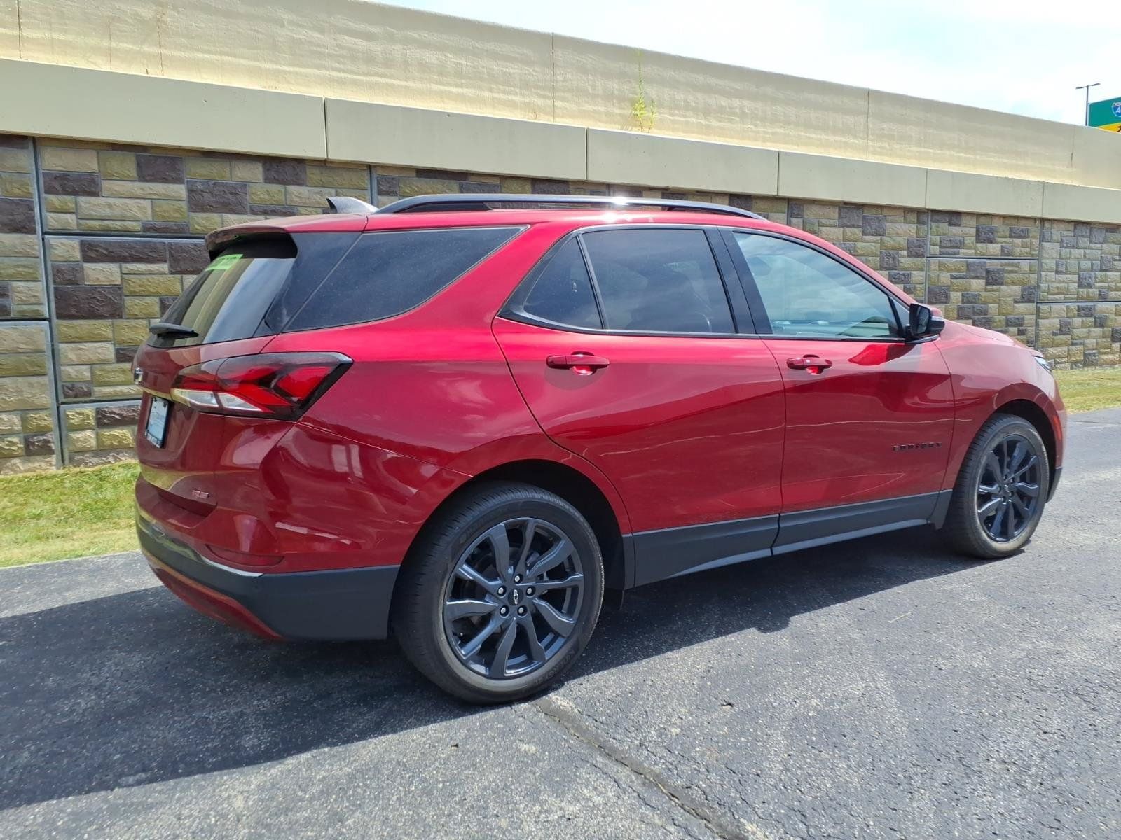 Used 2022 Chevrolet Equinox RS w/ Infotainment Package FWD image 11