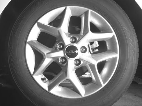 Used 2025 Kia Soul LX w/ LX Technology Package FWD image 14