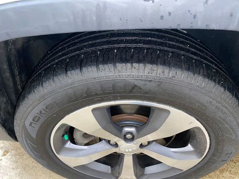 Used 2019 Jeep Cherokee Limited image 25