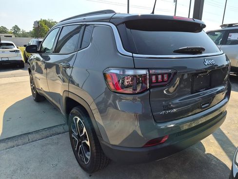 Used 2023 Jeep Compass Limited AWD/4WD image 2