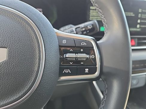 Used 2025 Kia Carnival EX FWD image 14