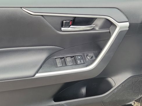 Used 2022 Toyota RAV4 XLE image 21