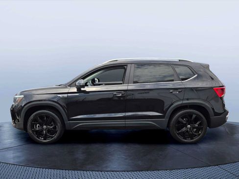 Used 2023 Volkswagen Taos SE w/ Panoramic Sunroof Package FWD image 3