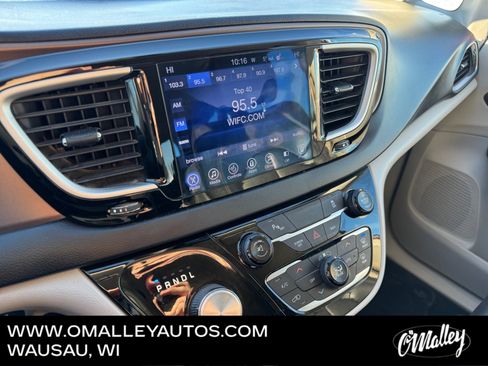 Used 2017 Chrysler Pacifica Touring-L image 20