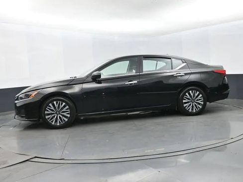 Used 2024 Nissan Altima 2.5 SV image 5
