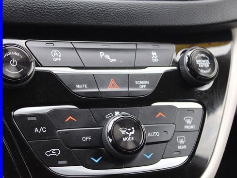 Used 2018 Chrysler Pacifica Touring-L Plus image 44