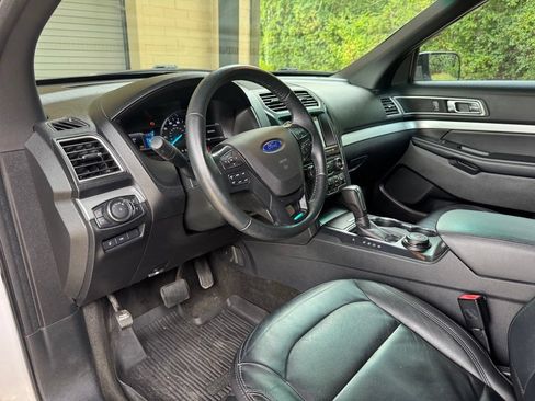 Used 2017 Ford Explorer XLT w/ Equipment Group 202A AWD/4WD image 11