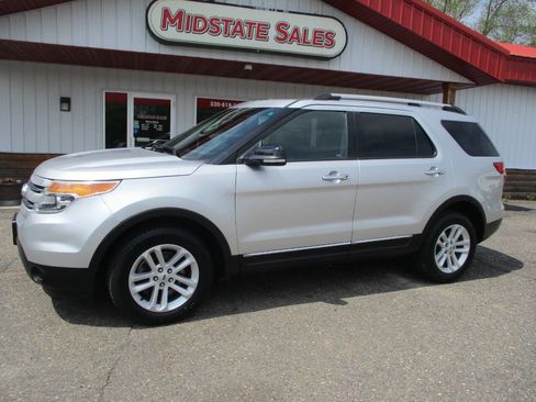 Used 2015 Ford Explorer XLT w/ Equipment Group 202A AWD/4WD image 3
