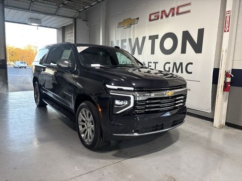 New 2026 Chevrolet Suburban Premier image 2