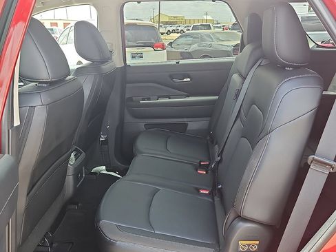 Used 2024 Nissan Pathfinder SL FWD image 16