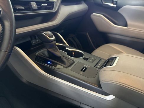 Used 2020 Toyota Highlander XLE image 17
