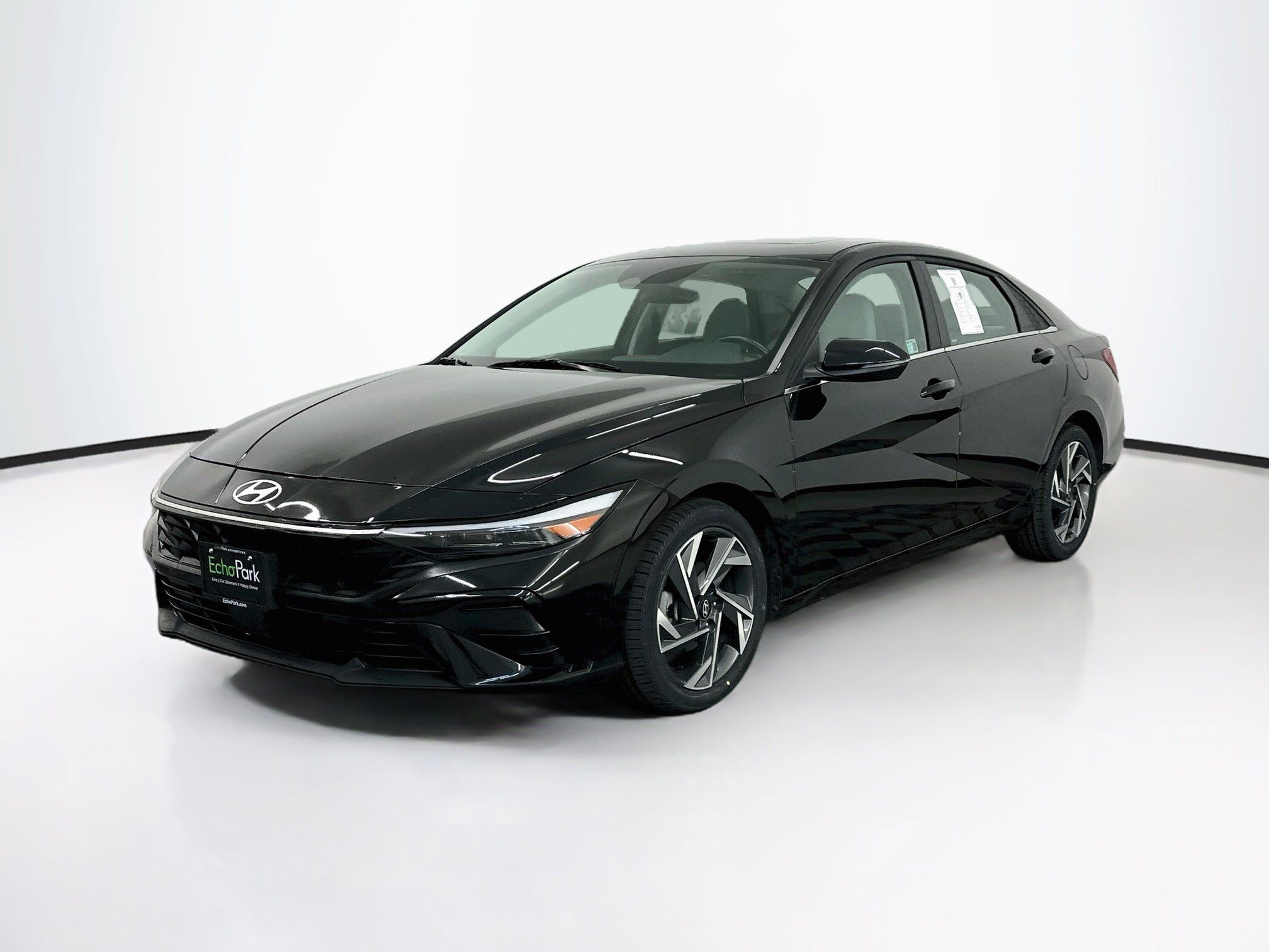 Used 2025 Hyundai Elantra Limited FWD image 3