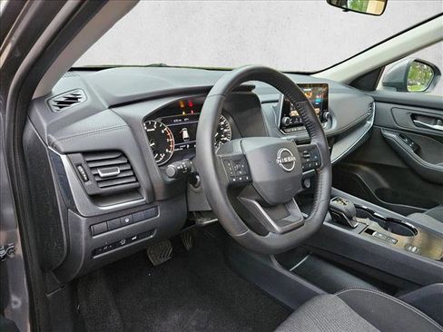 Used 2025 Nissan Rogue SV image 9