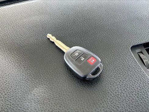 Used 2017 Toyota RAV4 LE FWD image 31