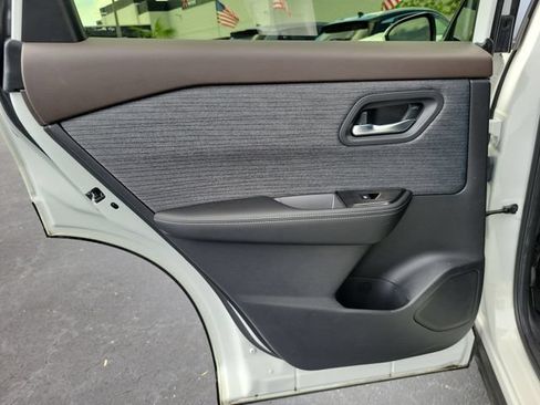 Used 2023 Nissan Rogue SV FWD image 9