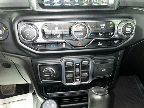 Used 2023 Jeep Wrangler Unlimited Sahara w/ Cold Weather Group AWD/4WD image 21