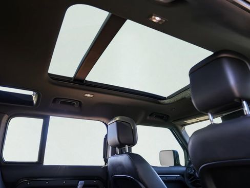 Used 2023 Land Rover Defender 110 V8 image 34