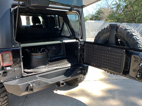 Used 2015 Jeep Wrangler Unlimited Sahara w/ Connectivity Group AWD/4WD image 19