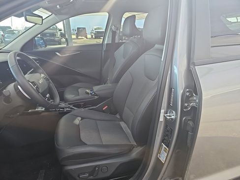 Used 2023 Kia Niro EX Touring image 12