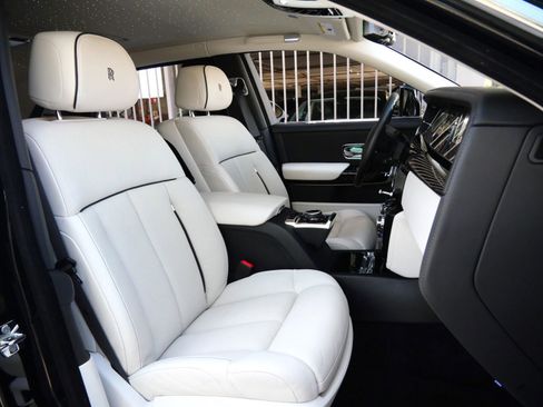 Used 2024 Rolls-Royce Phantom Extended Wheelbase w/ The Phantom Package image 39