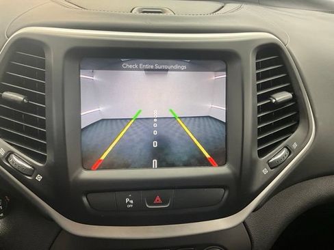 Used 2016 Jeep Cherokee Overland AWD/4WD image 4