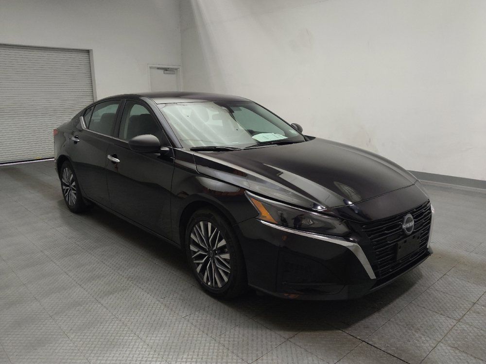 Used 2025 Nissan Altima 2.5 SV FWD image 13