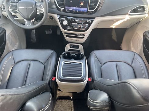 Used 2024 Chrysler Pacifica Touring-L image 17