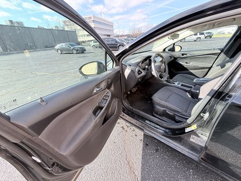 Used 2018 Chevrolet Cruze LS image 13