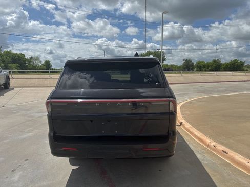 Used 2025 Lincoln Navigator Reserve image 6