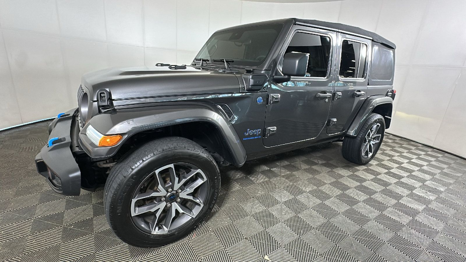 Used 2024 Jeep Wrangler Unlimited w/ Convenience Group AWD/4WD image 9