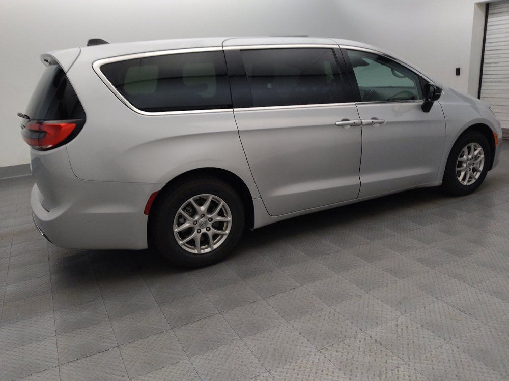 Used 2024 Chrysler Pacifica Touring-L FWD image 10