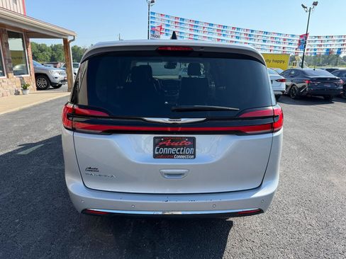Used 2024 Chrysler Pacifica Touring-L FWD image 5