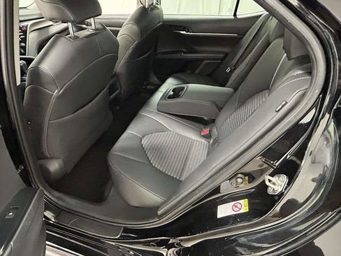 Used 2018 Toyota Camry SE w/ Moonroof Package image 8