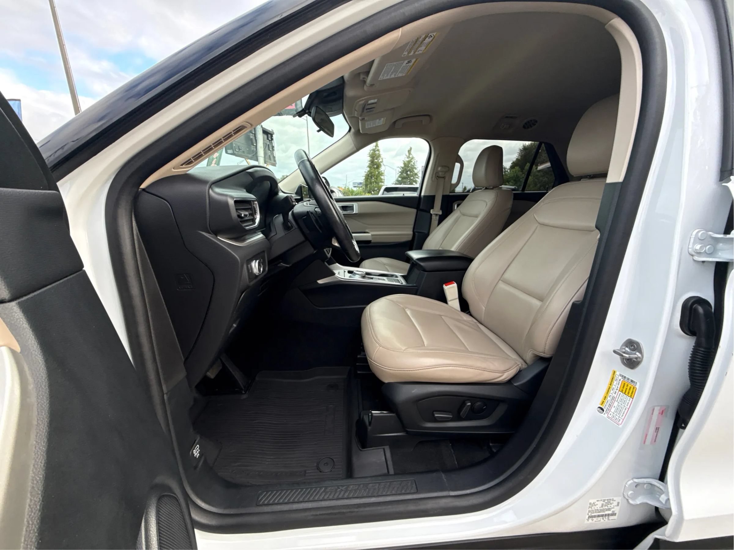 Used 2021 Ford Explorer XLT w/ Equipment Group 202A RWD image 11