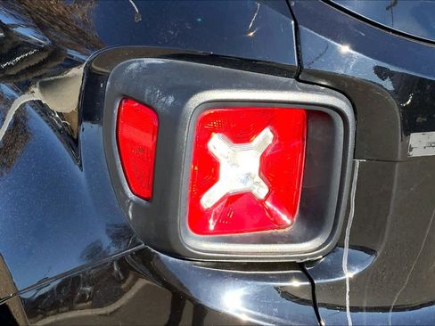 Used 2018 Jeep Renegade Latitude image 27