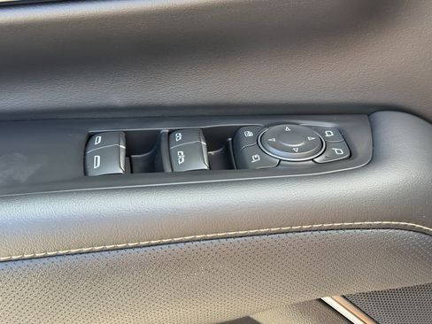 Used 2025 Chevrolet Suburban Premier image 25