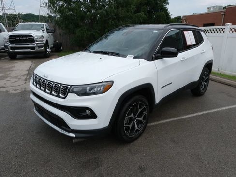 Certified 2025 Jeep Compass Limited AWD/4WD image 11