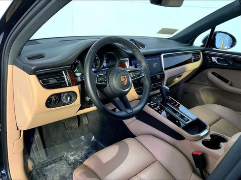Certified 2023 Porsche Macan image 4