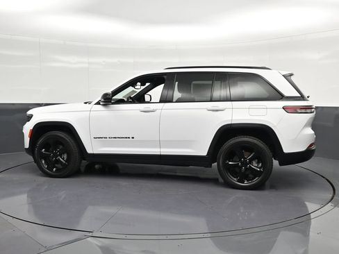 Used 2024 Jeep Grand Cherokee Altitude AWD/4WD image 8