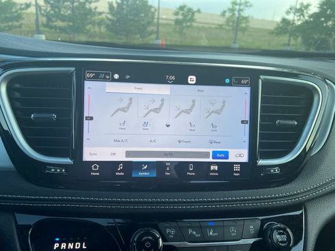Used 2025 Chrysler Pacifica Limited AWD/4WD image 8