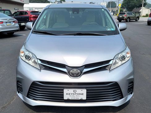 Used 2018 Toyota Sienna LE w/ Carpet Mat Package FWD image 2