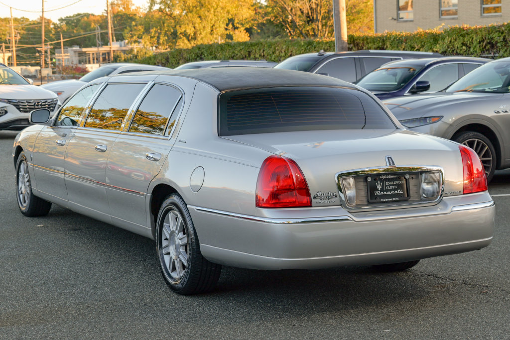 Used 2008 Lincoln Town Car Executive RWD image 5